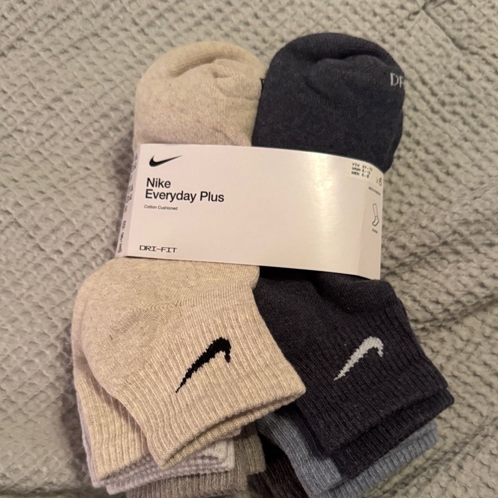 Nike crew socks size medium